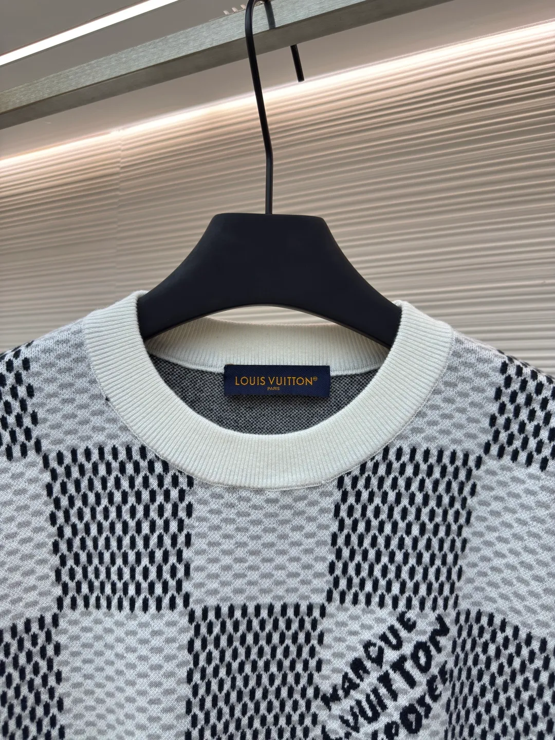 LOUIS VUITTON checkerboard woolen short sleeves ●Authentic product: Purchased and developed by 9850 ●Item number: 1680124-A35 ●Fabric: combed cotton yarn ●Technology: Woolen ●Version: Fitted version ●Size: XS-S-M-L ●Description: 100% fully combed cotton yarn is used, and the fabric pieces are woven using a Stoll 14-needle ultra-fine machine imported from Germany worth 47W. It is woven at a parallel and even speed with reference to the original single-sided partial net bottom hanging wool structure. Each piece takes 270 minutes to weave. During weaving, 16 sand spits are used to alternately knit back and forth. The number of knitting rows on a single piece of front clothing is as high as 6352. The newly woven garment has a lot of knots. It requires pure manual thread picking and knot head inspection. Only after random inspection can seam picking and washing be carried out. The overall wiring is straight and delicate. The fabric is comfortable and soft, and the color is consistent with no color difference. It can be matched with the same style to create a fashionable look, and can be used in various occasions. Customized accessories, complete with three standards, the same style for men and women!